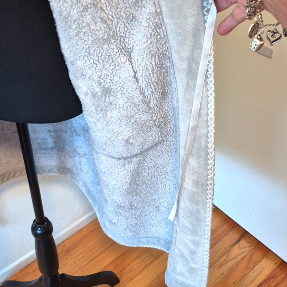 Pottery Barn Gray Robe w/ White Stitching No Tag Size S/M Gently Loved - Picture 10 of 12